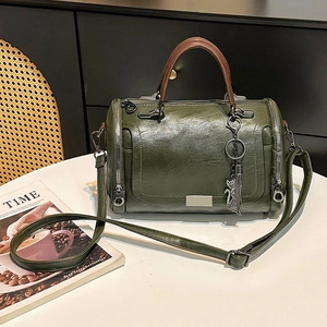 Borsa Boston vintage verde oliva con manici marroni e ciondolo a forma di gatto