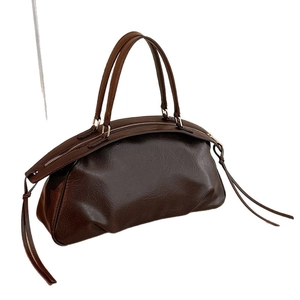 Sac à épaule vintage marron foncé en forme de demi-lune avec texture cuir naturel