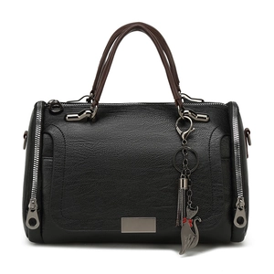 Borsa Boston nera classica con manici marroni e ciondolo a forma di gatto