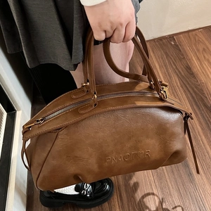 Sac sous le bras bowling vintage en cuir marron avec fermeture éclair et logo