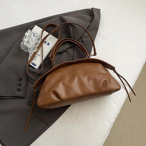 Sac bowling sous l'aisselle marron minimaliste en similicuir plissé avec bandoulière