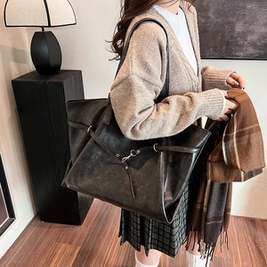 Brown leather tote bag for women with metal buckle and large capacity for commuting