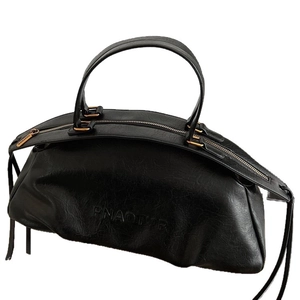 Sac bowling minimaliste en cuir noir avec ferrures dorées vintage et logo en relief
