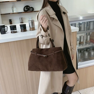 Grand sac cabas vintage en daim marron foncé avec boucle métallique porté par un mannequin