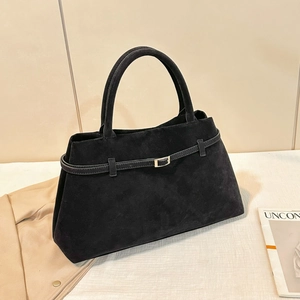 Sac cabas classique noir mat avec boucle argentée et grande capacité pour le quotidien