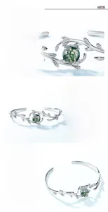 Dettaglio del bracciale in argento S925 con agata muschiata verde e design a foglia