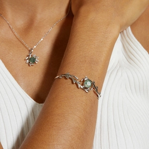 Dettaglio del set bracciale e collana in argento con agata muschiata su polso e collo