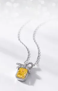Dettaglio macro della collana in argento S925 con diamante giallo quadrato e fiocco