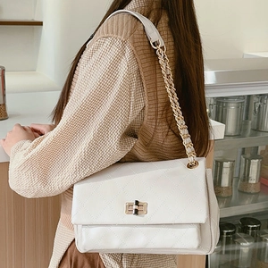 Quilted chain shoulder bag in cream white faux leather with elegant gold-tone clasp