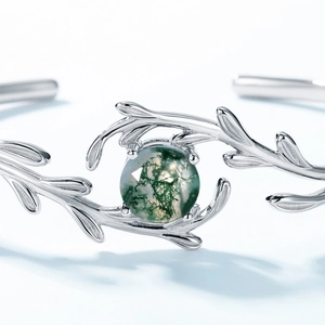 Bracciale aperto in argento S925 con agata muschiata verde e design a ramoscello