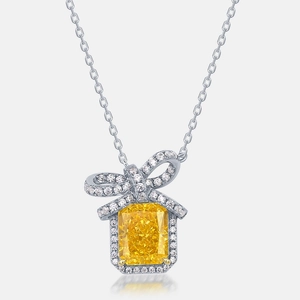 Collana in argento S925 con pendente diamante giallo taglio smeraldo e fiocco di cristalli
