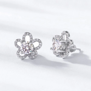 Sparkling S925 sterling silver flower stud earrings with brilliant moissanite center stones