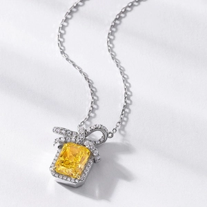 Collana in argento S925 con pietra gialla taglio cushion e pendente a fiocco