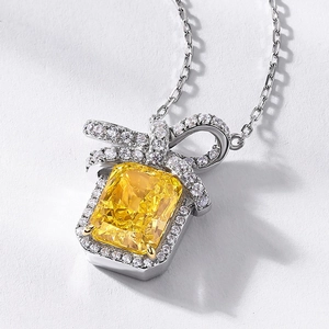 Lussuosa collana in argento S925 con gemma gialla taglio radiant e ciondolo a fiocco