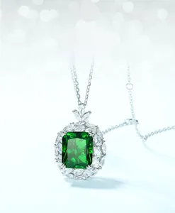 Dettaglio macro del ciondolo verde smeraldo con finiture in argento S925 e micro diamanti