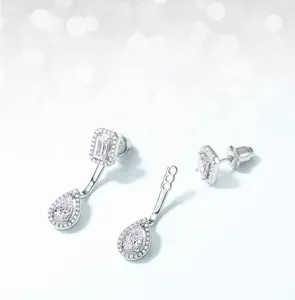 Détail de boucles d'oreilles moissanite en argent S925 avec design amovible
