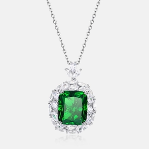 Collana elegante in argento S925 con pendente rettangolare verde smeraldo e zirconi