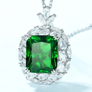 Collana in argento S925 con pietra verde smeraldo e ciondolo con alone di zirconi