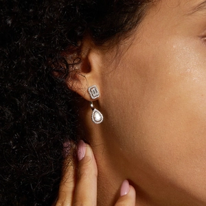 Gros plan sur les boucles d'oreilles en argent S925 avec pendentif larme et pavé
