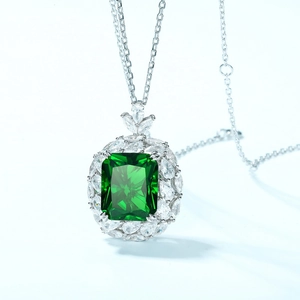 Elegante collana in argento S925 con gemma verde taglio smeraldo e pietre marquise