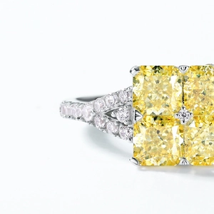 Bague luxueuse en argent S925 avec diamants jaunes taille radiant en grappe éclatante