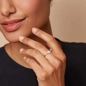 Gros plan détaillé d'une bague en argent S925 plaqué or 10k avec perle et zircons colorés