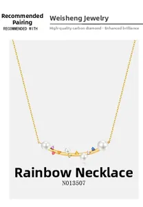 Gros plan d'un collier en or 10k avec zircons colorés et quatre perles blanches