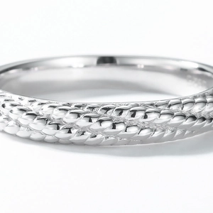 Anello a doppia fila intrecciata in argento sterling S925 con texture metallica