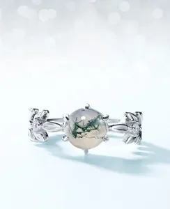 Vue macro de la bague en argent S925 avec agate mousse, feuille évidée et zircon rose