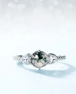 Macro di anello in argento con agata muschiata verde e accenti laterali a forma di pera