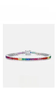 Vista macro del bracciale tennis in argento con zirconi arcobaleno e chiusura a scatola sicura