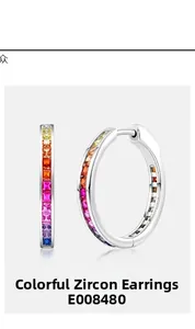 Dettaglio degli orecchini in argento S925 con zirconi cubici sfumati arcobaleno