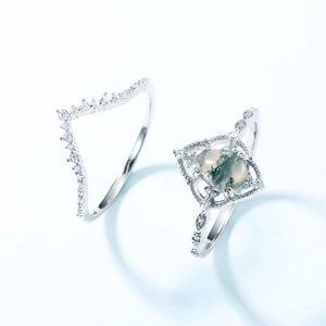 S925 sterling silver pear shaped green moss agate ring set with sparkling V-shaped band