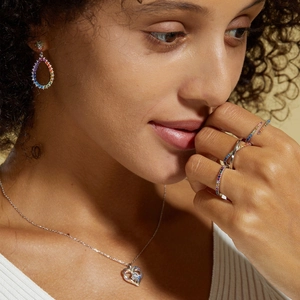 Parure bijoux arc-en-ciel avec boucles d'oreilles, collier cœur et bagues serties