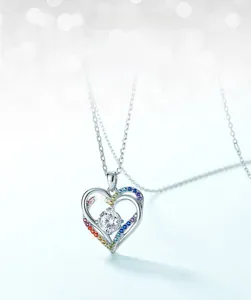 Gros plan du collier coeur en argent S925 avec zircons cubiques arc-en-ciel dégradés