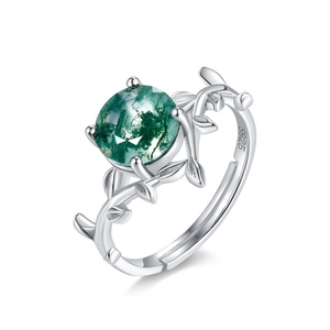 Bague ouverte en argent S925 avec agate mousse verte et motifs de feuilles sur fond blanc