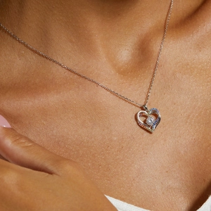 Gros plan du pendentif cœur arc-en-ciel en argent S925 avec pierre mobile sur cou