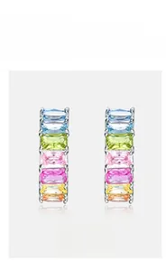 Vue détaillée des boucles d'oreilles en argent S925 serties de six zircons rectangulaires