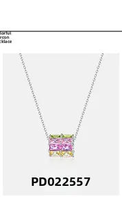 Gros plan du pendentif en argent avec zircons multicolores taille baguette arc-en-ciel