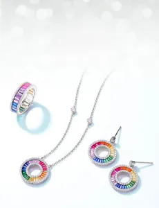 Nahaufnahme von silbernem Schmuckset mit bunten Kristallen im Regenbogen-Farbverlauf