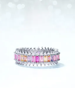 Vue macro d'une bague géométrique en argent avec des zircons arc-en-ciel colorés