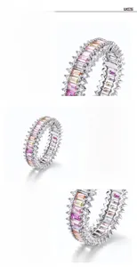 Détail de bague en argent S925 avec zircons colorés et placage en or véritable
