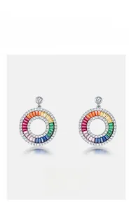 Nahaufnahme von S925 Silber Creolen mit mehrfarbigen Baguette-Schliff Regenbogen-Zirkonia