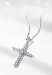Détail macro du pendentif croix en argent S925 serti de moissanites à griffes