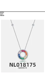 Detail der S925 Silberhalskette mit Regenbogen-Zirkonia-Anhänger und weißem Pavé-Besatz