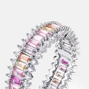 Bague d'éternité en argent S925 avec zircons arc-en-ciel taille baguette et pavé