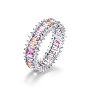 Bague éternité en zircons arc-en-ciel avec trois rangées de cristaux scintillants