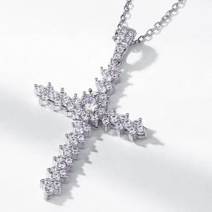 Élégant pendentif croix en argent sterling S925 avec pierres de Moissanite brillantes