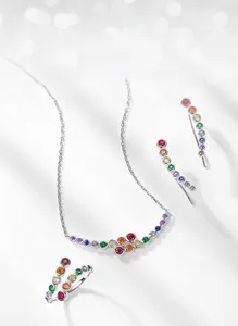 Détail de l'ensemble de bijoux en argent S925 avec zircons cubiques colorés arc-en-ciel