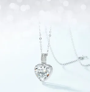 Gros plan d'un pendentif en forme de cœur avec diamant à haute teneur en carbone